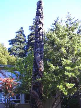 Cosmic Maypole 3, or Cosmic Maypole III if your search engine is Roman... A totem pole on the campus of the California College of Arts and Crafts.