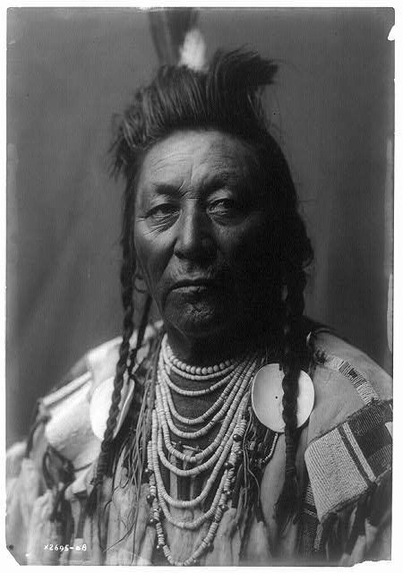 Plenty Coups (Aleek-chea-ahoosh, or Many Achievements); photo, Edward Curtis c.1908