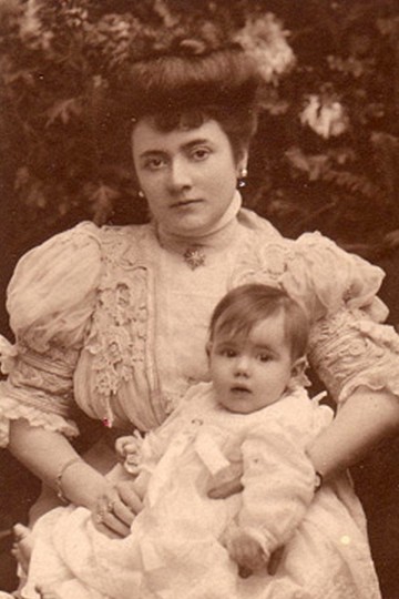 Blanche Marshall c.1909, with daughter (later, writer Joan Grant).